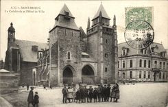 CPA Saint Brieuc La Cathedrale Et l'Hotel De Ville Enfants