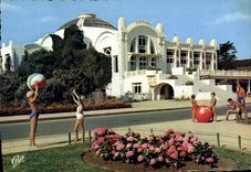 CPM Perros Guirec La Plage De Trestraou Le Casino