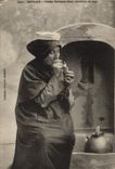 CPA Morlaix Vieille Porteuse d'eau allumant sa Pipe Folklore 