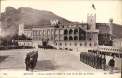 CPA Monaco Revue devant le Palais le jour de la fete du Prince Soldats Militaria
