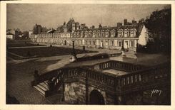 VINTAGE POSTCARD Palate De Fontainebleau Wing of the Ministers and Court of the Good-byes