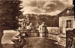 VINTAGE POSTCARD Castle Of Seals Museum of the island of France the grid of the park and groups of animals