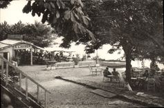 CPA Vichy Bords De l'Allier Canotage A l'aviron Bateaux