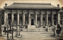 VINTAGE POSTCARD Paris Law courts Frontage On the Dauphine Place