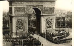 CPA Paris Arc de Triomphe Militaria Defile