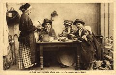 CPA Les Auvergnats Chez Eux La Soupe Aux Choux Folklore