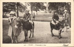 La promenade de Vichy de la POSTAL de la VENDIMIA tiene niños de los asnos