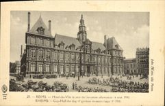 CPA Reims Hotel de Ville le jour de l'invasion allemande 4 sept 1914 Militaria 