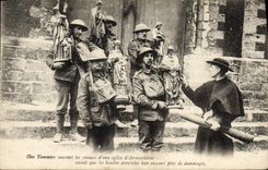 CPA Des Tommies Sauvent les statues d'une eglise d'Armentieres Armentieres Militaria TOP