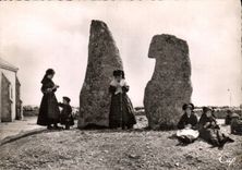 CPM Scenes et Types Bretons Les Causeurs Menhirs de l'ile de Sein