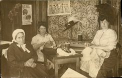 CARTE PHOTO Femmes Folklore Coututieres Chapeaux 