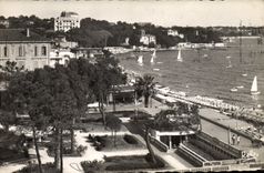 CPA La Cote d'Azur Juan Les Pins Vue d'Ensemble Avec La Plage Du Grand Pin Et le Provencal