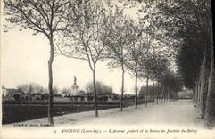 CPA Ancenis L'Avenue Joubert Et La Statue De Joacbim Du Bellay