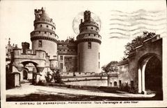 CPA Chateau De Pierrefonds Premiere Enceinte Tours Charlemagne Et Jules Cesar
