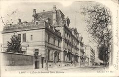 CPA Lyon L'Ecole Du Service Sante Militaire Militaria