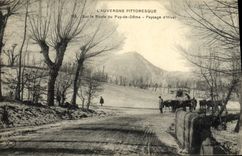 CPA L'Auvergne Pittoresque Sur Le Route Du Puy De Dome Paysage D'Hiver Attelage (bonne animation)