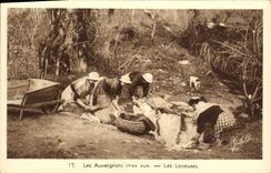 CPA Les Auvergnats Chez Eux Les Laveuses Femmes Folklore