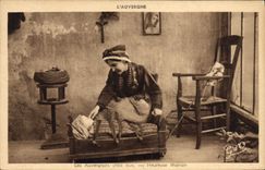CPA L'Auvergne Les Auvergnats Chez Eux heureuse Maman Folklore