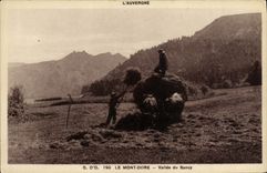 CPA L'Auvergne Le Mont Dore Vallee Du Sancy Charrette Foins Paysans 
