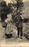 CPA Types d'Auvergne Paysans Folklore