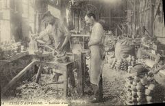 REPRO Types D'Auvergne Interieur d'une Fabrique de sabots Folklore 