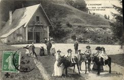 CPA L'Auvergne La Bourboule La Source Clemence Enfants Ane