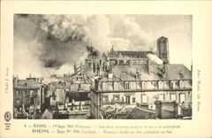 CPA Reims Les Obus Ennemis mettent le feu a la cathedrale Militaria