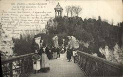 CPA Paris Buttes Chaumont Sur Le Pont Suspendu