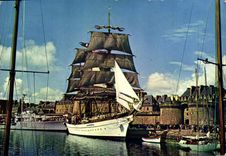 CPM La Bretagne En Couleurs Saint Malo Grand Voiliers Dans Le Bassin Devant Les Remparts Bateau Voilier 