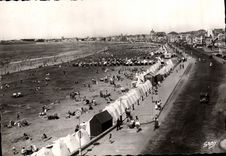 CPM Les Sables d'Olonne Le Remblai Et La Plage