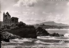 MODERN CARD Biarritz Belza Villa At the bottom Rhune Belza Villa