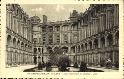 CPA Saint Germain en Laye Cour interieure du Chateau
