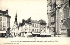 CPA Sens Place de la Republique Au fond la facade de l'hotel de ville