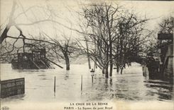 VINTAGE POSTCARD Paris the Rising Of the Seine the Public garden of the Royal Bridge Floods