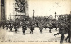 CPA Les Fetes De La Victoire 14 Juillet 1919 La musique ecossaise Militaria