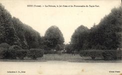 POSTAL de la VENDIMIA Sens el césped las caminatas del jet de agua de la alfombra verde