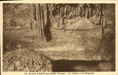 CPA Grotte D'Arcy Sur Cure Le Vallot Et La Draperie