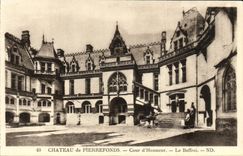 CPA Cour De Pierrefonds Cour d'Honneur Le Beffroi