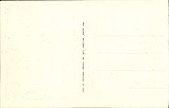 Patio de Court De Pierrefonds Main de la POSTAL de la VENDIMIA el campanario de una iglesia