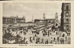 Tranvía de Hohenzollernbrucke del der de los arrastres del año DER el derecho de Koln de la POSTAL de la VENDIMIA