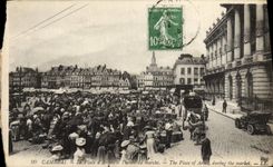 CPA Cambrai La Place d'Armes A l'Heure Du Marche TOP