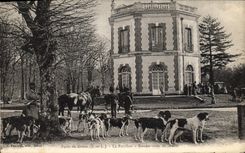CPA Foret De Dreux Le Pavillon Reudez Vous De Chasse a courre Chiens 