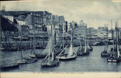 CPA Le Treport Le Port et la ville haute Bateaux 