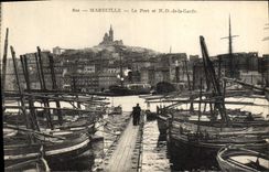 CPA Marseille Le Port et N D de la Garde Bateaux 