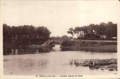 La POSTAL Erdre de la VENDIMIA aspira delante del puente