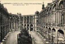 CPA St Germain en Laye Interieur de la Cour du Chateau