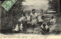 Chicas jóvenes de la POSTAL de la VENDIMIA con el canal de irrigación