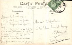 Chicas jóvenes de la POSTAL de la VENDIMIA con el canal de irrigación