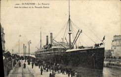 VINTAGE POSTCARD St Nazaire Navarre in the locks of the New Entry Boat