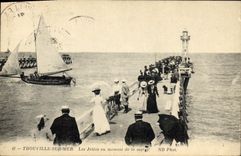 POSTAL Trouville de la VENDIMIA en los embarcaderos del mar a la hora de la marea